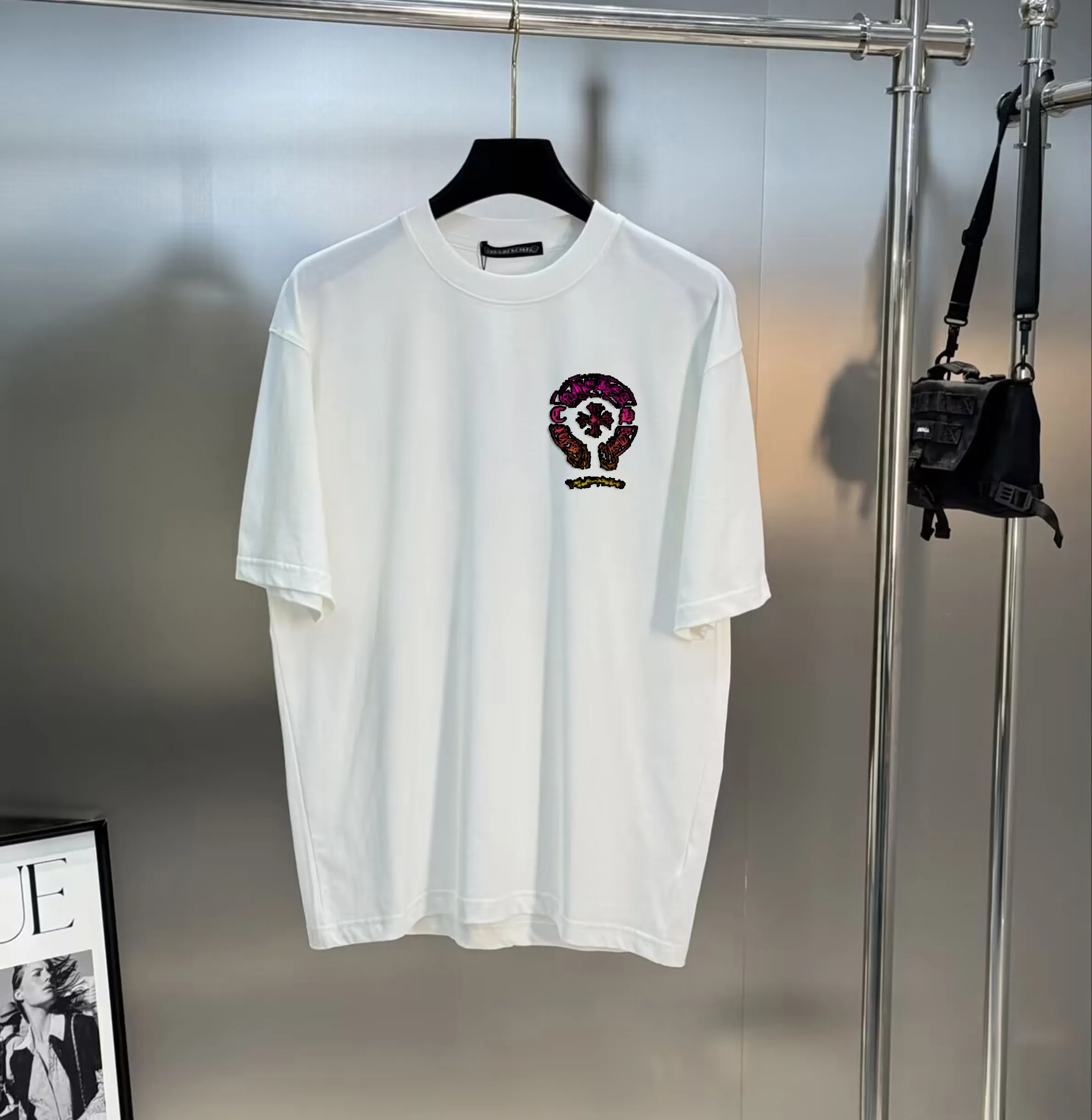 P160 Chrome Hearts Chrome Hearts printed round neck short-sleeved T-shirt 1:1 paired fabric 250g terry high weight 100% pure cotton Pre-shrunk 1×1 double yarn will not deform for a lifetime Same style for men and women Official website details consistent Horseshoe print smoke letter logo letter printing Complete three labels Moisture-proof paper Differentiated market currency Feel free to compare OS version Can wear up to 200 pounds without pressure The upper body is comfortable and stylish Color: black, white, Size: s-xxl